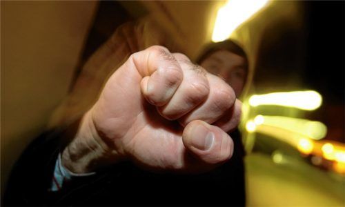 Zwei Männer sollen ihren Mitbewohner im Obdachlosenheim mehrmals mit der Faust ins Gesicht geschlagen haben. Dafür mussten sie sich jetzt in Rosenheim vor Gericht verantworten. Foto dpa