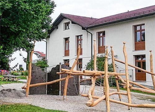 Zwischenzeitlich menschenleer: Die Beschränkungen aufgrund der Corona-Pandemie führten laut Schulleiter Christopher Steiner in der Grundschule Vogtareuth zu Verhaltensauffälligkeiten bei den Kindern. Fotos Sautter