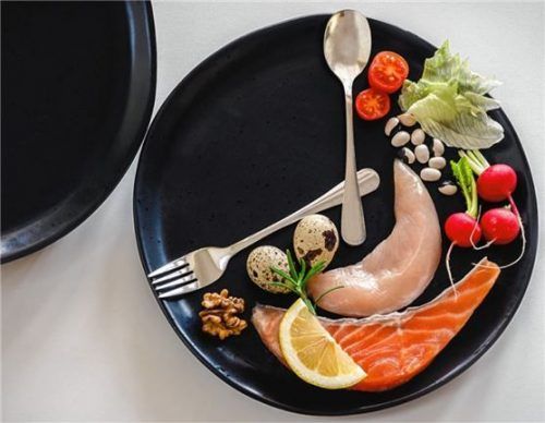 14 Stunden fasten und zehn Stunden essen  – so eine gängige Empfehlung beim Intervallfasten.