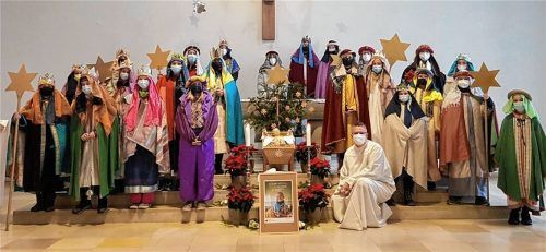 23 Sternsinger brachten in der Pfarrei St. Korbinian den Segen und sammelten 6000 Euro für eine bessere Gesundheitsversorgung von Kindern. Foto  Re