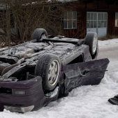Geparktes Auto mit Bulldog vom Grundstück geschoben
