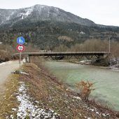 Zweijähriger aus der Loisach gerettet