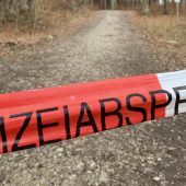 Spaziergänger finden Frauenleiche im Wald