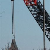 Ein Kirchturmam Kran?