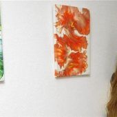 Künstlerin arbeitet mit Flambierbrenner und Föhn