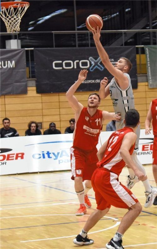 Die heimischen Basketballer – hier der SB Rosenheim – sind wieder im Liga-Spielbetrieb.Foto Hans-Jürgen Ziegler