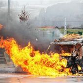 Transporter geht in Flammen auf