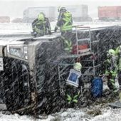 Lkw kippt bei Bernau um