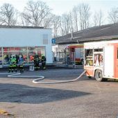 Massive Rauchentwicklung in Autohaus ruft Feuerwehr auf den Plan
