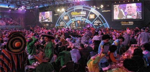 Alle Jahre wieder im Dezember lockt die Dart-Weltmeisterschaft zehntausende Zuschauer in den Londoner Alexandra Palace „Ally Pally“.Foto dpa