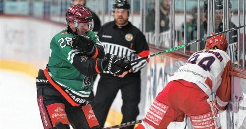 Am Mittwoch ging es für die Starbulls (links Dominik Kolb) gegen Peiting noch zur Sache, seitdem ruht der Trainings- und Spielbetrieb. Foto Hans-Jürgen Ziegler