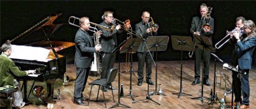 Am Schluss standen alle sieben Musiker auf der Bühne: (von links) Leo Genovese am Klavier, das Wiener Posaunenensemble mit dem Cimbasso, und Franz Hackl (ganz rechts).Foto janka