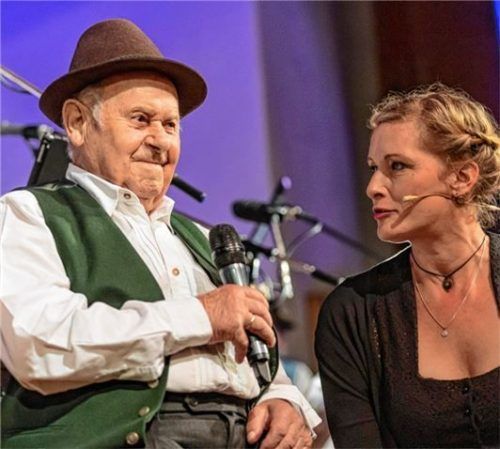 Andrea Hailer bei einer Moderation in Fischbachau mit Hans Kirchberger.Foto Weiand