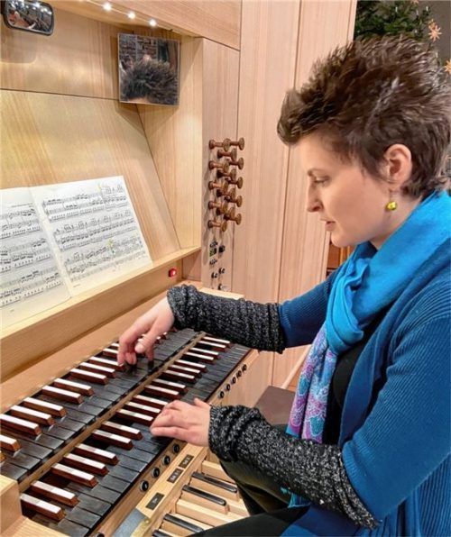Angela Metzger an der Orgel.Foto Janka