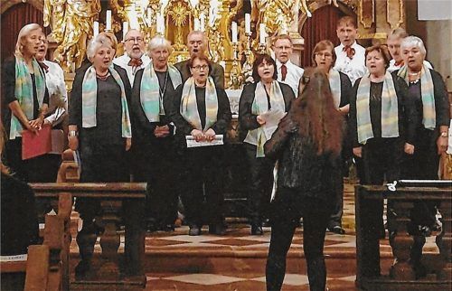 Angelika Fabian dirigiert den Chor bei einem Konzert in Rohrdorf, das die Concordia mitgestaltet hat. Foto re