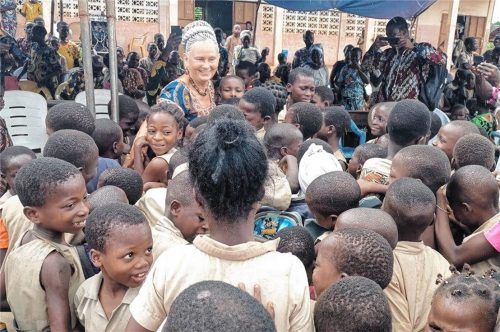 Astrid Toda inmitten von Kindern. In Benin ist das Durchschnittsalter der Bevölkerung 18,25 Jahre. Foto Fritz