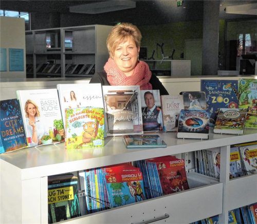 Auch heuer gibt es wieder viele neue Bücher in der Kolbermoorer Bibliothek. Leiterin Gudrun Holzhauser hat einige Lesetipps für Bücherwürmer. Foto Riediger