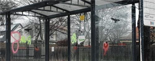 Auch vor der Bushaltestelle in Oberwöhr haben die Täter nicht Halt gemacht.