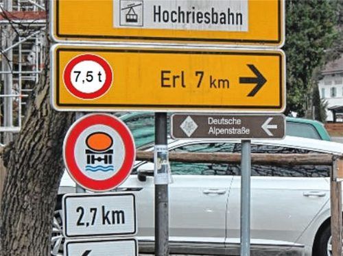 Auf der Verkehrstafel an der Einmündung Brannenburger Straße/Hauptstraße ist das Verkehrszeichen „Verbot für Fahrzeuge über 7,5 Tonnen“ hinzugekommen. Der Hinweis soll Fehlfahrten vermeiden helfen. Foto Steffenhagen