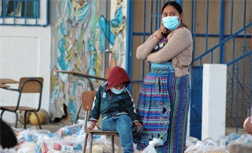 Auf Hilfe angewiesen: Eine junge Mutter aus dem Armenviertel Las Rosas nahe Quetzaltenango. Foto Guadalupe Pos/EDELAC