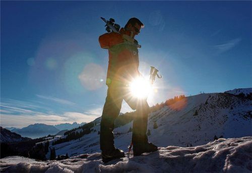 Auf zur Abfahrt: Ein Skifahrer am Sudelfeld auf dem Weg zur Piste. Foto dpa