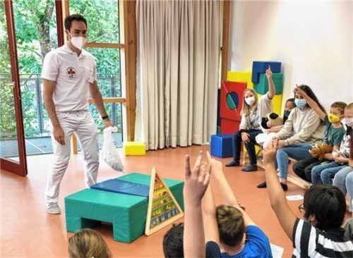 Austausch vor Ort: Projekt-Gründer Nico Hanny stellt den Kindern Fragen zur gesunden Ernährung.Foto re