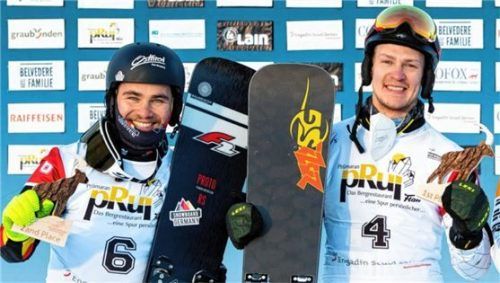 Bei der Siegerehrung: Stefan Baumeister (links) und der Sieger Dmitri Loginov. Foto  Miha Matavz/FIS