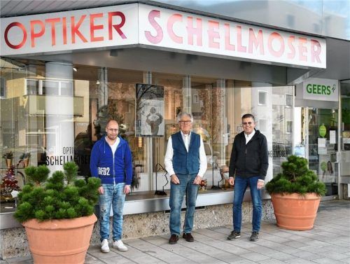 Bei der Übergabe des Geschäfts: (von links) Simon Häckl, Peter Schellmoser und Erich Häckl vor dem Geschäft in der Salinstraße 3.