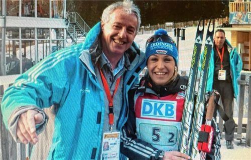 Besonderer Moment: Karlheinz Kas verabschiedete Magdalena Neuner. Die deutsche Biathletin bestritt 2012 in Ruhpolding ihr letztes WM-Rennen.Foto Kas