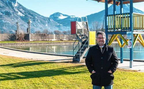 Besonders gefreut hat Bürgermeister Stefan Lederwascher, das die Gemeinde für das Flintsbacher Schwimmbad neue Pächter gefunden habe. Uschi und Jürgen Nowak seien „genial“, schwärmt Lederwascher. Foto Thomea