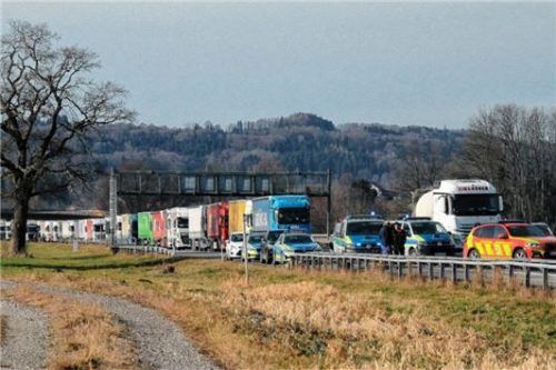 Blechlawine: Der Rückstau reichte kilometerweit zurück.