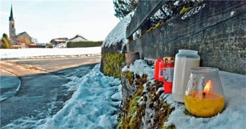 Brennende Kerzen erinnern nahe der Unfallstelle an die dramatischen Ereignisse am Mittwoch. Foto Plettenberg