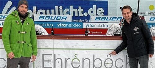 Christopher Ehrenböck (links), Geschäftsführer der Ehrenböck GmbH, gemeinsam mit Darwin Kuhn, Leiter Sponsoring der Starbulls Rosenheim, im Rofa-Stadion.Foto Starbulls