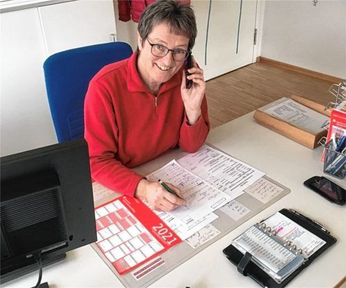 Dagmar Baduras Schreibtisch im Bürgerhaus: Das Telefon ist ihr Begleiter. 2021 hat sie beispielsweise telefonisch 41 Impfanmeldungen für Senioren getätigt oder es rufen Bürger an und bestellen das Müll-Mobil. Foto Weinzierl