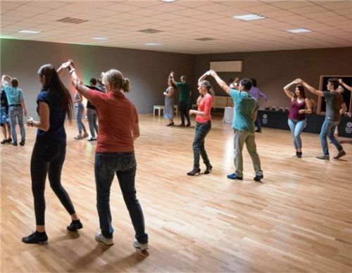 Darf ich bitten? Die Tänzer treffen sich regelmäßig zu den Kursen im neuen Clubraum. Foto re