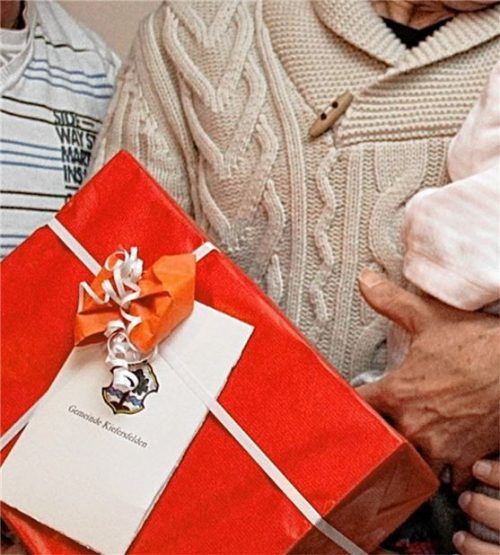 Das Kieferer Bündnis für Familie überreichte 2021 ein Willkommenspaket an 51 Eltern Neugeborener.Foto Schmidt