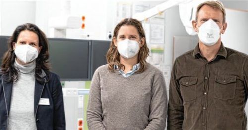 Das Leistungsspektrum der Radiologie kann durch Chefärztin Dr. Charlotte Rüther (Mitte) erweitert werden. Begrüßt wurde sie von (von links) stellvertretender kaufmännischer Leiterin Dr. Martina Bielawski und Geschäftsführer Dr. Jens Deerberg-Wittram.Foto Romed-KLINIKUM