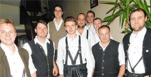 Das neue Führungsteam des Schnaitseer Burschenvereins mit Florian Hölzl (von links): Matthias und Christoph Nachbar, Michael Peteranderl, Martin Randlinger, Thomas Wimmer, Thomas Oberbauer, Franz Söll und Bene Randlinger.Foto Unterforsthuber