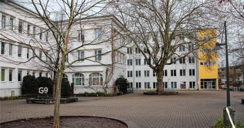 Das Sebastian-Finsterwalder-Gymnasium in Rosenheim leistet sich einen Schulsozialpädagogen, muss diesen dafür aber aus dem eigenen Budget bezahlen. Foto Biber