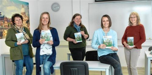 Das Team der Volkshochschule Chiemsee präsentiert das neue Sommerprogramm: Karin Pfisterer, Kathrin Vogt (stellvertretende Vorsitzende), Christiane Schumacher-Inverardi (Leiterin), Susann Girg, Eleonore Pelzl. Foto Berger