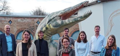 Das Team des Rosenheimer Lokschuppens nimmt Abschied von den Giganten der Meere: (von links) VKR-Geschäftsführer Peter Lutz, Laura Steinhuber, Elisabeth Scheueregger, Stefanie Kießling, Johannes Bichler, Andra Hinrichsen, Thomas Wagner und Barbara Ilsanker.