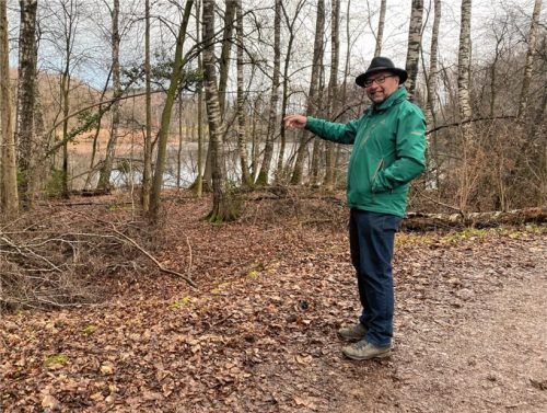 Das Totholz am Boden ist wichtig für Insekten und Pilze, erklärt Klaus Dehler, Vorsitzender des Bund Naturschutz Kolbermoor.Fotos Trautmann