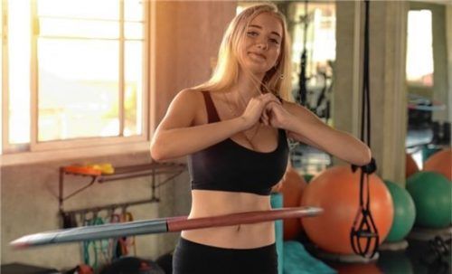 Das Training stärkt Bauch, Rücken und Oberschenkel.