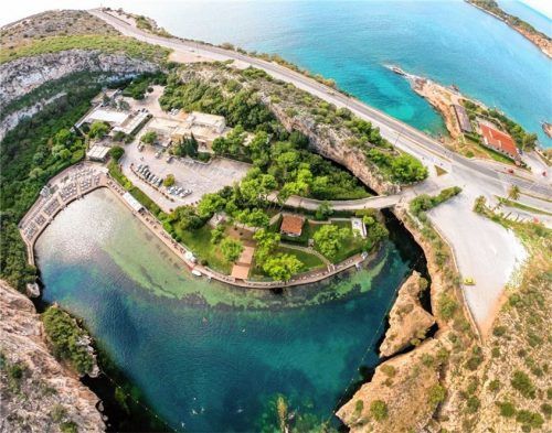 Dem warmen Wasser des Vouliagmeni-Sees werden heilende Kräfte nachgesagt. Foto DiscoverGreece/dpa-tmn