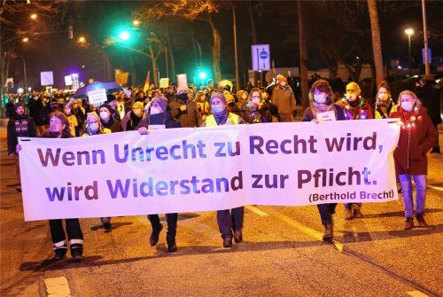 Demonstranten tragen ein Transparent mit der Aufschrift: „Wenn Unrecht zu Recht wird, wird Widerstand zur Pflicht“ bei einer Demonstration gegen die Corona-Maßnahmen. Foto dpa