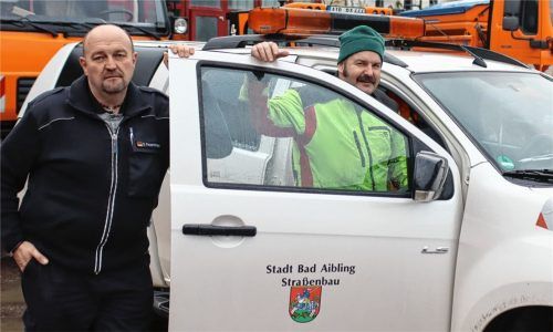 Der Bauhof ist bestens für den Winterdienst ausgestattet: Leiter Josef Feuersinger (links) und Wetterbeobachter Christian Hilz vor dem Dienstwagen.Foto Hadersbeck