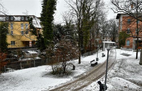 Der Bereich am Mühlbach zwischen Kufsteiner- und Rathausstraße am neuen Eingang zum Lokschuppen soll aufgewertet werden. Dafür haben sich die Stadträte mit 11:0 Stimmen ausgesprochen. Foto Schlecker
