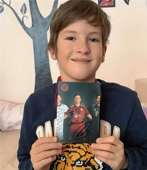 Der FC Bayern zeigt Herz: Leonhard mit der Autogrammkarte von Thomas Müller. Foto kiz