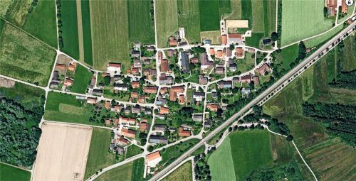 Der hölzerne Anbau an ein Haus im westlichen Teil von Baierbach ist größer als genehmigt und wird anders genutzt. Beides stößt Gemeindeverwaltung und -räten sauer auf. Den Schwarzbau einfach so zu genehmigen, kommt für Stephanskirchen offenbar nicht infrage. Foto Bayernatlas