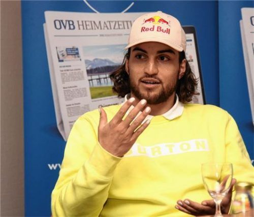 Deutschlands große Snowboard-Hoffnung: Leon Vockensperger beim Gespräch im OVB-Medienhaus. Foto  Ziegler